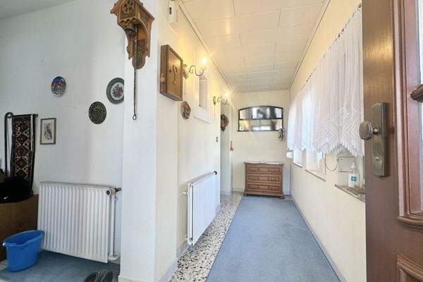 Heller Flur mit Fensterfront