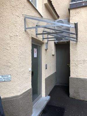 Eingang Treppenhaus und Hintereingang Gewerbeeinhe