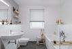 Modernes Tageslichtbad mit bodengleicher Dusche und Badewanne