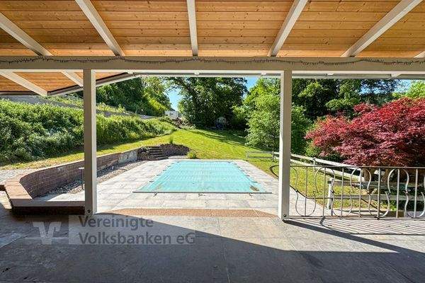 Überdachte Terrasse und Pool