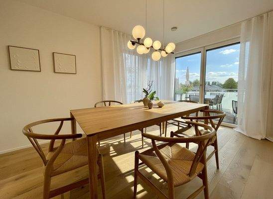 luftiger Essbereich mit Ausgang zur Terrasse