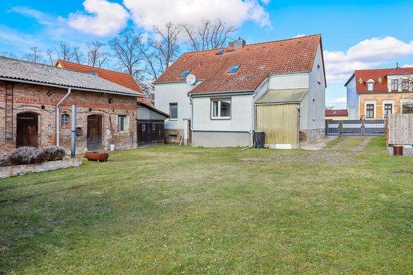 Haus und Nebengebäude