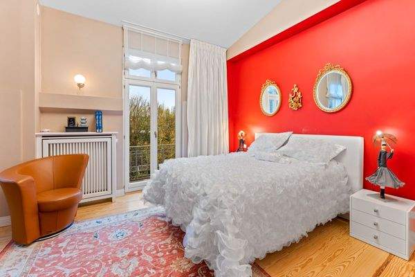 Großzügiges Schlafzimmer mit Pitchpine Diele