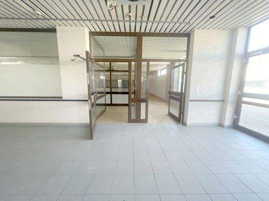 AnKaSa Immobilien GmbH_Maklerempfehlung Leipzig Markkleeberg Markranstädt Borna_Gewerbefläche Verkaufsfläche Lagerhalle_Eingang links