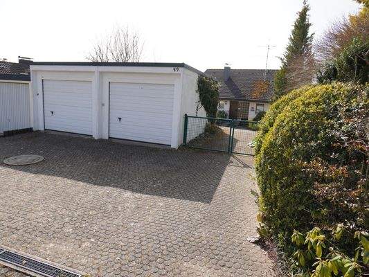 Zugehörige Doppelgarage