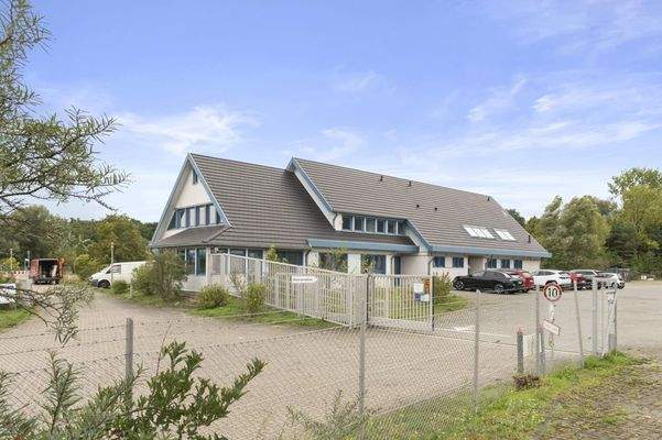 Hofzufahrt mit elektrischem Schiebtor, Sicherheitstechnik und Gäste-Parkplätzen