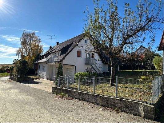 Wiese und Nordansicht