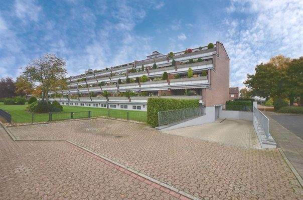 Gartenansicht und Einfahrt Tiefgarage