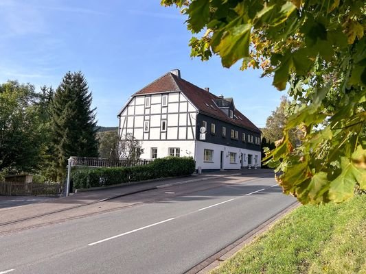 Haus mit Terrasse und Einfahrt Parkplätze.jpg