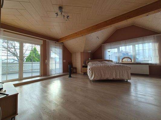 DG: Schlafzimmer mit Ankleide