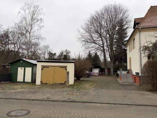 Einfahrt und Garagen