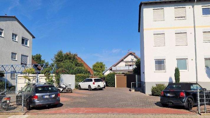 Hof und Stellplätze