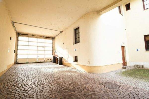 großes Einfahrtstor