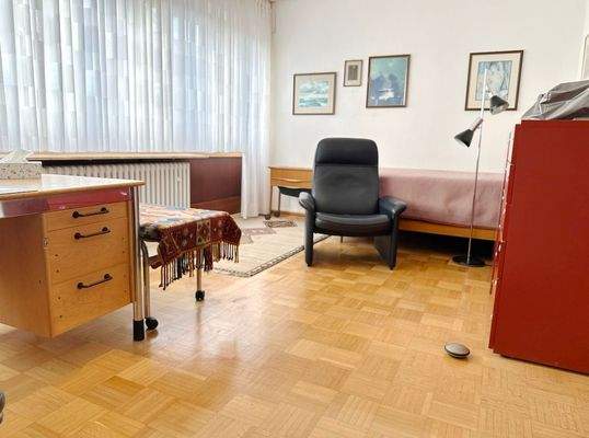 Großes Arbeits- o. Kinderzimmer.