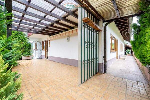 Großzügige und überdachte Terrasse