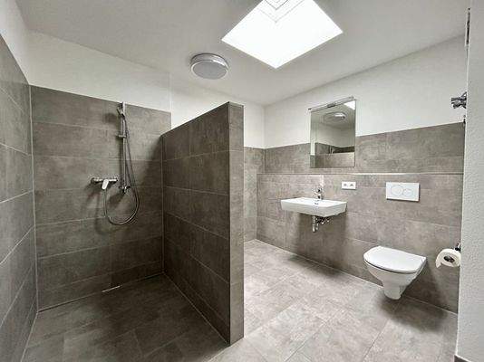 Bad mit begehbarer Dusche