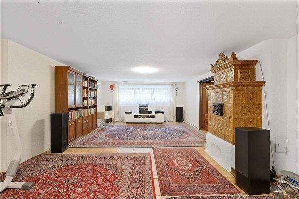 Großes Zimmer im Souterrain mit großen Fenstern (k