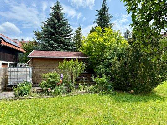 Blick aus dem Garten zum Gartenhaus