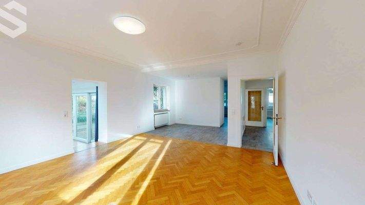 Wohnzimmer mit offenem Essbereich