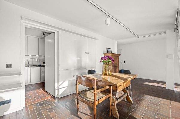 Essbereich mit Blick in die Küche