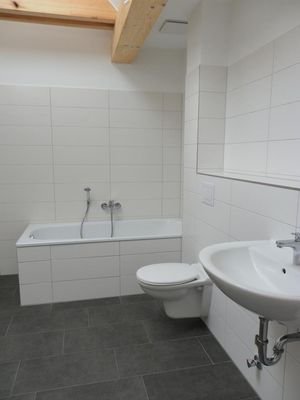 Wannenbad Dachgeschosswohnung (links)