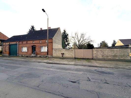 Frontansicht mit zusätlicher Toreinfahrt