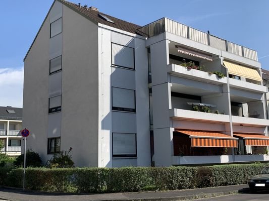 Straßenansicht mit Sonnenbalkon