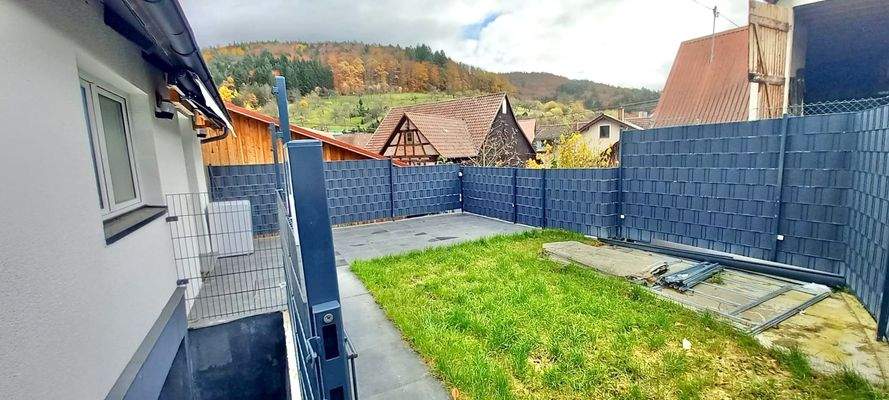 Sonnenterrasse blickgeschützt, kleiner Grünanteil