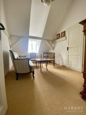 Dachzimmer mit angrenzendem Schlafraum