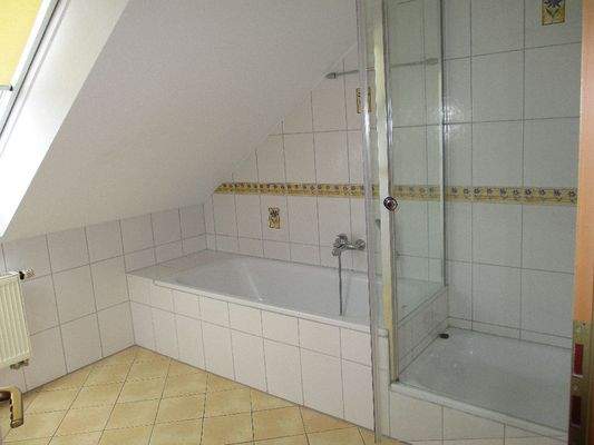 mit Badewanne und Dusche