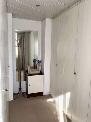 Exzellent ausgestattete Ankleide.jpg