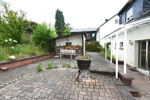 große Terrasse mit 2 massiven Gartenhäusern