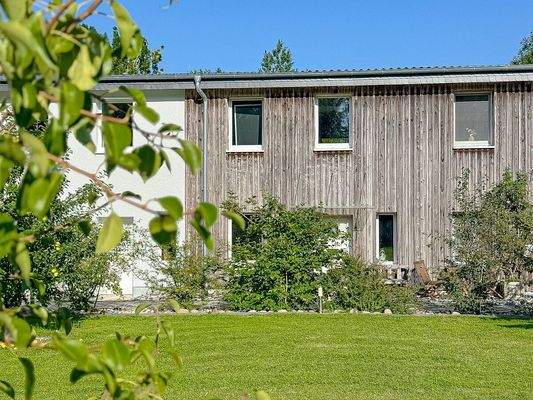 Teils mit Putz-, teils mit Holzfassade