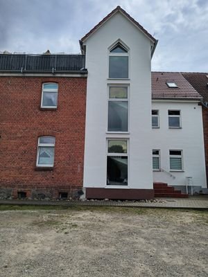 Blick vom Hof / Stellplätzen auf das Haus