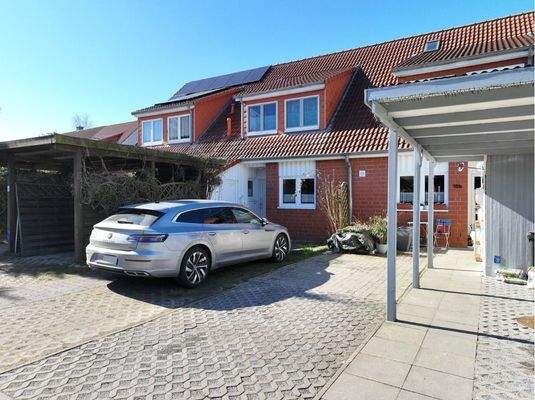 Der Hauseingang mit dem Stellplatz und Carport direkt davor