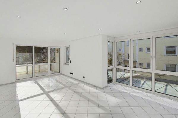 Wohnbereich mit bodentiefen Fenstern