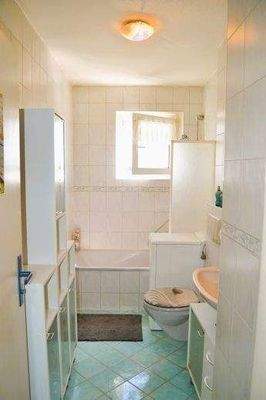 Gepflegtes Tageslichtbad mit Waschmasch.-Anschluß