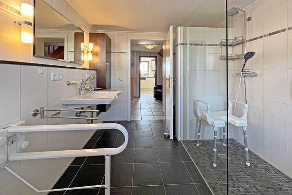 modernes Badezimmer