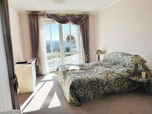 Schlafzimmer mit Ankleide und Terrassenzugang