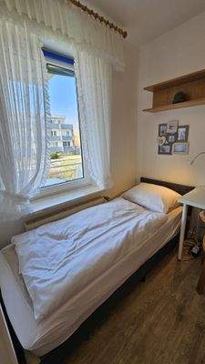 Schlafzimmer mit West-Fenster