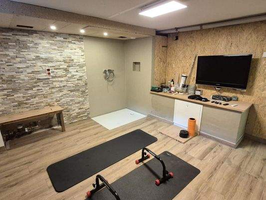 Fitnessraum mit Dusche im Keller