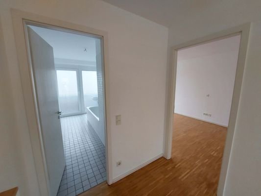 Flur_mit_Blick_ins_Bad_Zimmer