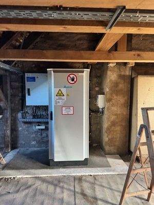 Dachboden mit Antennenanlage