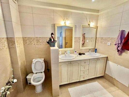 Kreta, Agios Nikolaos: Geräumige Wohnung im 2. Stock mit Panoramablick auf das Meer zu verkaufen