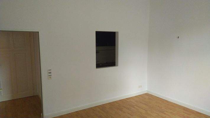 Wohnzimmer mit Durchreiche zur Küche.jpg