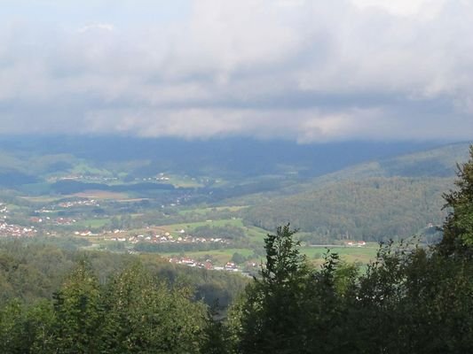 Fernsicht ins Tal und in Berge