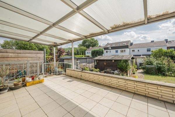 Große überdachte Terrasse