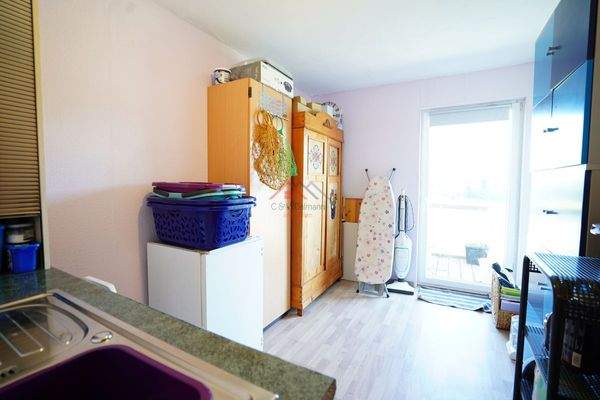 Bügelzimmer oder Kinderzimmer mit Zugang zum Balkon