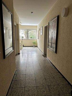 Sicht aus Türspion auf Flur 