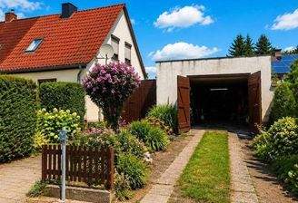 Hausansicht und Garage